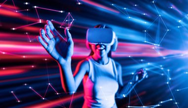 Meta-meta 'da siber punk stilinde ayakta duran zeki kadın metaevrene bağlı VR kulaklık takıyor, gelecekteki siber uzay teknolojisi kullanıyor, kadın sanal gerçekliğe dokunan bir nesne kullanıyor. Halüsinasyon.