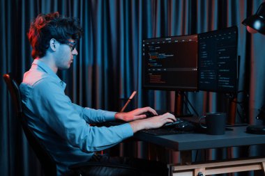 Uygulama pc ekranları ile çevrili çevrimiçi yazılım geliştirme bilgilerini yoğunlaştıran IT geliştiricisi, neon modern ofis evindeki web sitesinde yazılım için program yaratıyor. Toplayıcı.