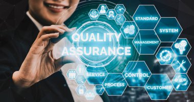 Kalite Güvencesi ve Kalite Kontrol Konsepti - Modern grafik arayüzü sertifikalı standart süreç, ürün garantisi ve müşteri memnuniyeti için kalite iyileştirme teknolojisini gösteriyor. uds