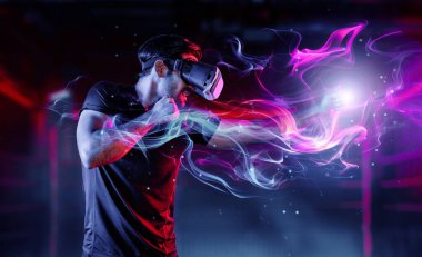 Neon boks sahasında kamera kıran ya da yumruklayan bir adam. Dijital teknoloji yeniliklerini kullanırken sporcu boks ve metaevren veya sanal dünyada hareketli jest. Sapma.