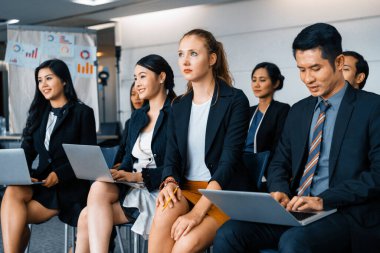 Genç Asyalı ve Kafkas dinleyiciler ofiste grup toplantısını dinliyorlar. İş adamları ve iş kadınları eğitim atölyesinde. Uluslararası çok kültürlü iş. uds