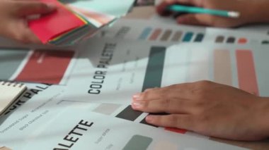 Grafik tasarımı için renk seçimi yapan ve beyin fırtınası yapan iki tasarımcının el kapanışı ya da tasarımcı bürosunda krom danışmanlığı isteyen bir müşteri. Değiştirilmiş