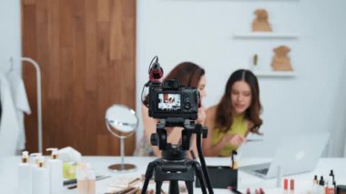 Arka plan görüntüsü, kamera ekranında iki kadın nüfuzlu kişinin canlı yayın yapan video görüntülerini görüntüler. Sosyal medya ya da blog. Pazarlama kaydı için kozmetik canlı stüdyo ışıklandırması olan kız.