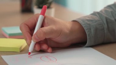 Yavaş çekim kapanış çalışanı stratejik pazarlama planı yapıyor ve toplantı odasındaki ofis masasına renkli yapışkan notlarla zihin haritası yapıyor. Değiştirilmiş