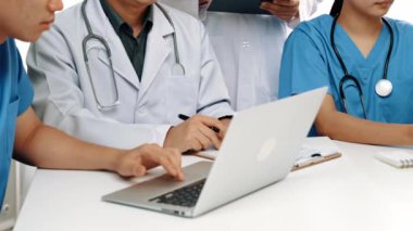 Hastane masasında birlikte çalışan ve tıbbi tedavi ya da sağlık hizmeti planlayan profesyonel bir grup. Takım çalışması başarılı hastalıklara ve hastalıklara yol açar. Ağır çekim. Katı.