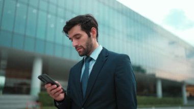 Bulanık bir geçmişle şehir merkezinde yürürken telefon eden yetenekli Kafkas proje yöneticisi. Profesyonel işadamı buluşma yerine giderken saati kontrol ediyor. Yoğun saatler. Sevinçli..