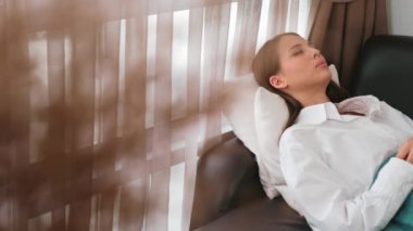 Çömelmiş yatmakta olan genç bir kadın hasta ofiste zihinsel tedavi sırasında travmatik bir olay, endişe ve akıl hastalığından psikiyatriste duygu salıyor. Psikolojik danışma seansı. Düzenle