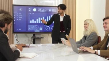 Analist ekibiyle ofis veya süs toplantı odasında yapılan sunum, başarılı bir ticari yatırım başarısı elde ettikten sonra mali verileri analiz etmek için BI Fintech 'i kullandı..