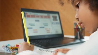 Dizüstü bilgisayar kodu gösterilirken Afrikalı kız yazma ya da araba modeli yapısı. BTMM sınıf çalışmalarında dizüstü bilgisayar geliştirme programı ya da programlama mühendisliği ile çalışan zeki öğrenci.