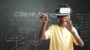 Genç ve güzel akademik öğrenci yazma, kodlama ve programlama sistemini bilgisayarı ya da aygıtı olan masaya yerleştirirken Afrikalı çocuk metaevrene girmek için kulaklık takıyor. yenilikçi eğitim. Öğretim