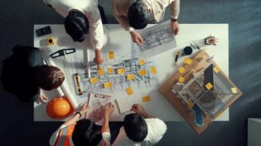 Becerikli mühendis takımının en düşük görünümü planla ev planı arasında karşılaştırılır. Mimar ya da tasarımcı grubunun hava görüşü ve planlar hakkında fikir alışverişinde bulunması. Hizalama.