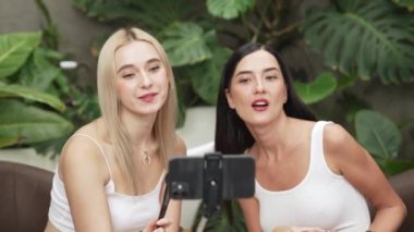 Yeşil bitki üzerine doğal güzellik ve kozmetik dersi yapan iki güzel içerik yaratıcısı bahçe videosunu terk ediyor. Güzellik blogcusu sosyal medyum izleyicilere güzellik hizmetinin nasıl uygulanacağını gösteriyor. Blithe