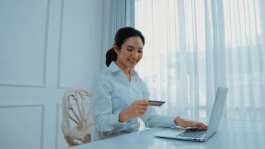 Kadın alışverişi ya da internet pazarında online ödeme modern yaşam tarzı için satılık eşyalar arıyor ve canlı siber güvenlik yazılımı tarafından korunan cüzdandan çevrimiçi ödeme için kredi kartı kullanıyor