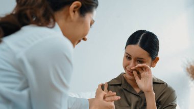 Destekleyici ve rahatlatıcı eller depresif hastayı neşelendiriyor ya da empati kurarak stres yapıyor. Psikolog, Vivancy Kliniği 'nde stresli ve üzgün bir hastaya güven veriyor..