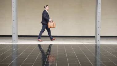 İş adamları onun kulaklığını takıyor ve şehir merkezindeki cadde boyunca işyerine yürüyor. Profesyonel proje yöneticisi toplantıya giderken kulaklıktan rahatlatıcı müzik dinliyor. Urbane.