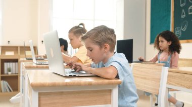 Kafkas akıllı çocuk yazılım sistemi programlama ve mühendislik kodları hakkında çok kültürlü araştırmalar yaparken kodlamayı öğrenme. Mutlu çocuk dizüstü bilgisayar kullanarak mühendislik dersi vermeyi düşünüyor. Pedagoji.