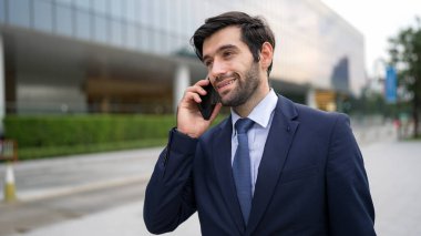 Kafkasyalı yetenekli bir proje yöneticisi. Bulanık geçmişiyle şehirde yürürken telefonla konuşuyor. Akıllı telefon kullanan yetenekli bir işadamı bulanık geçmişi olan bir proje yöneticisiyle konuşuyor. Sevinçli..