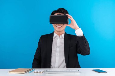 Asyalı işadamı, sanal gerçeklikteki yenilik teknolojisini analiz ederek, iş dünyasındaki meta-evrensel buluşmayı fütüristik metaevrenle ilişkilendiren kapsamlı bir VR arıyor. Entrika.