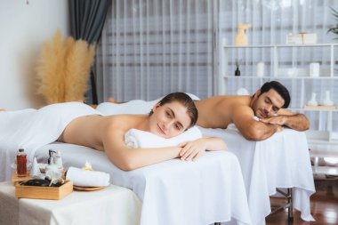 Kafkas çift müşterisi stres önleyici spa masajının keyfini çıkarıyor ve lüks otel veya oteldeki gündüz açık hava ortamında güzellik teniyle eğleniyor. Sessiz.