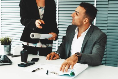 İş adamı yöneticisi, modern işyerinde çalışan iş kadınlarıyla görüşürken işleri kontrol ediyor. Kurumsal iş adamları konsepti. uds