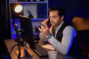 Akıllı iş adamı, telefon masasındaki ortağını ya da yatırımcıyı arıyor, hedef pazar veritabanı üzerinde tartışıyor, satış kanalı disiplinlerini analiz etmek için Neon Dark Light Room 'daki ürün servisini inceliyor. Tahmin et..