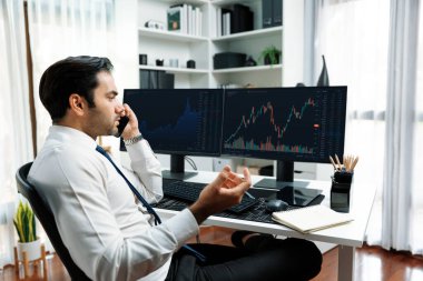 İki borsa yatırımıyla danışman ya da ortağı arayan tüccar işadamı, veri analizini yüksek kârlı dinamik teknoloji borsasına yatırım yapmak için karşılaştırdı. Tahmin et..