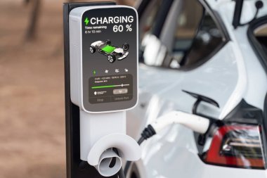 Açık hava EV şarj istasyonunda elektrikli araba şarj istasyonu ya da araba yolculuğu için alternatif ve sürdürülebilir enerji teknolojisi çevre dostu araba için. Kalıcı