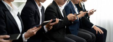 Röportaj için resmi takım elbiseli bir grup aday koltukta oturuyorlar. İK ajansı ve konsept boşalması için iş fırsatı. Kurnaz.