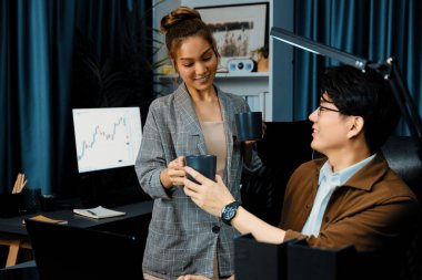 Profesyonel tüccarlar kahve fincanı ile birlikte geç saatlerde modern işyerinde finansal teknoloji projesinde yatırım dinamik borsasını tartışıyorlar. İnfobahn.