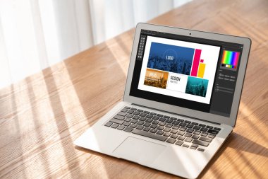 Web sayfasının modern tasarımı ve bilgisayar ekranında gösterilen ticari reklamlar için grafiksel tasarımcı yazılımı