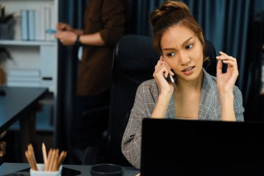 İş kadını, müşterilerle birlikte modern ofiste yeni bir proje işi yapmak için arıyor. Bu sırada, iş planının evrak dosyalarını kontrol ederek gece geç saatlerde veri tabanı raporlama toplantısına katılıyor. İnfobahn.