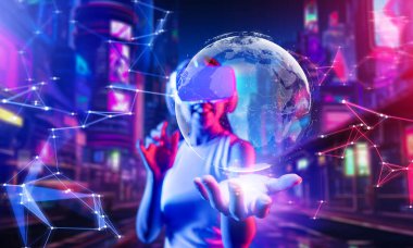 Sanal sanal siber punk tarzı binadaki kadın metaevreni bağlayan VR kulaklık takıyor, gelecekteki siber uzay topluluğu teknolojisi sol elinde gülümserken dünyanın 3D hologramını tutuyor. Halüsinasyon.
