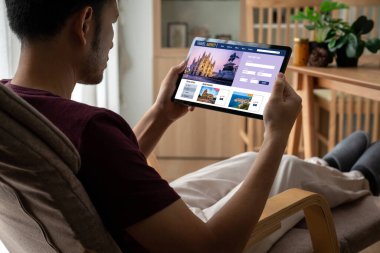 Model arama ve seyahat planlama için internet sitesi uçuş, otel ve tur rezervasyonları için anlaşma ve paket sunuyor