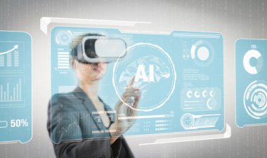 İş kadını, holografik ikona bakarken yapay zeka kullanıyor. Gri arka planda dururken kodlama mühendisliği komut ve programlama sistemine işaret eden yetenekli proje yöneticisi. Kısıtlanma.