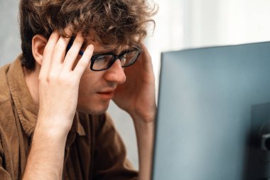 Stresli yaratıcı yönetici yeni sunumla tasarım araması yaparken aynı zamanda ev ofisinin dizüstü bilgisayarında günlük gömlekle e-posta göndermeyi bekliyor. İş dünyası yeni harika bir fikir düşünüyor. Toplayıcı.