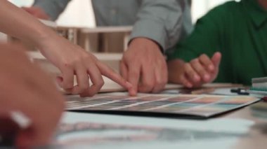 Mimari ekipman kullanan yavaş hareket eden iç mimar bir plan çizerken, iç mimari tasarımcı da müşterilerin talebine göre uygun renk ve malzeme seçiyor. Değiştirilmiş