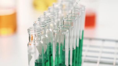 Laboratuvar araştırmacısı yeni bir ilaç geliştirir ya da tedavi eder. Laboratuvar tüpünde renkli kimyasal sıvı kullanır. Bilimsel veya kimya uzmanlığı ve laboratuvar ekipmanları ile sağlık hizmetlerinin teknolojik gelişimi. Katı.