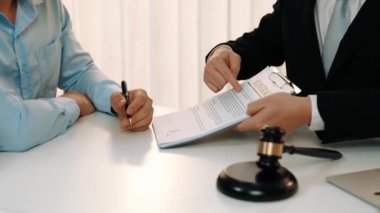 Müvekkil hukuki danışmanlık ve avukatlık danışmanlığı konusunda hukuk firmasına güveniyor, karmaşık yasal sözleşme belgelerini güvenilir bir hukuk danışmanlık hizmeti olarak analiz ediyor. Ağır çekim. Katı.