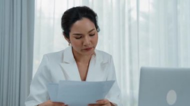 Borç ve ekonomik zorluklardan bunalmış, stresli bir iş kadını telefona sarılıp banka ya da üniversitelerle sözleşme imzaladı. İflas riskiyle birlikte gecikmiş fatura bildirimi. Canlılık