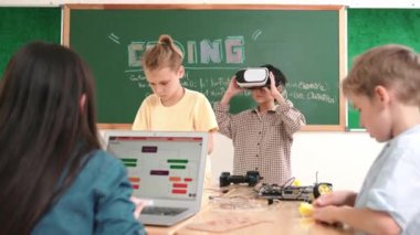 VR kulaklık takan enerjik bir çocuk sınıfta sanal dünyaya giriyor. Öğrenci programlama sistemi, çocuk elektronik panoyu tamir ederken yapay zeka ile mühendislik komut yazılımı oluşturdu. Pedagoji.