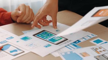 Mobil uygulama ya da web sitesi için kullanıcı arayüzü prototipi planlayan şirket çalışanlarının panorama videosu. UX UI tasarım beyin fırtınası kullanıcı dostu arayüz planı tasarlıyor. Sinerjik