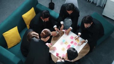 Akıllı iş adamlarının en iyi görüşü pazarlama planı yazıp zihin haritasına yapışkan notlar koymaktır. Bir grup mutlu iş adamı toplantı odasında finansal fikirler ve planlama stratejileri üretiyor. Müdürlük.