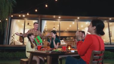Aile tatilini bahçede kutlar. Son sınıf öğrencisi sürpriz bir şekilde toruna hediye verdi. Akrabalarla rahatlamak için açık hava kamp aktiviteleri, nesiller arası tatlı akrabalarla zaman geçirmek için. Uyumsuzluk.