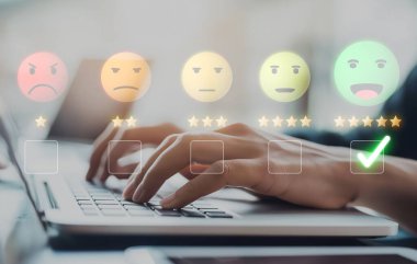 İş adamı müşteri memnuniyet değerlendirmesi verilerini analiz eder ve hizmet kalitesini artırmaya çalışır. Müşteri memnuniyeti ve sadakatini arttırmak için koz değerlendirmeleri. EIDE