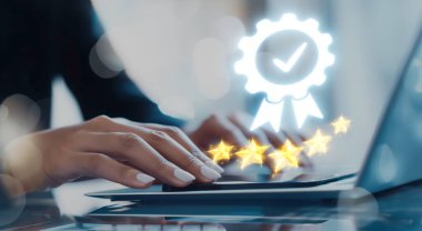 İş adamı ürün sertifikasını güvence altına alıyor ve önemli bir başarıyı simgeliyor. Ürün sertifikasını geçirerek kaliteye ve güvenilirliğe olan bağlılığını gösteriyor. EIDE