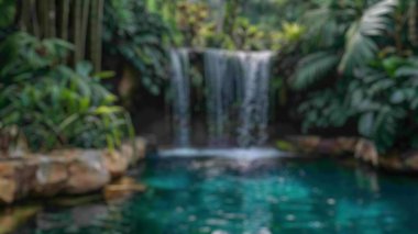 Bereketli bir tropik mağaradaki şelalenin bulanık arkaplanı. Tropik ormanlarla çevrili güzel bir şelale. Doğa fotoğrafçılığı. Çevre. Tenha cennet konsepti. Duvar kağıdı için tasarım. Aktar.