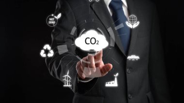 İş adamı CO2 emisyonlarını azaltmak için girişimlerde bulunuyor ve net sıfır hedefliyor. Daha yeşil bir gezegenin karbondioksitini azaltarak sürdürülebilirliğe olan bağlılığını gösteriyor. FaaS