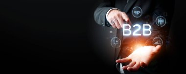 İş adamı B2B 'de geziniyor, iş-iş bağlantılarını geliştirmek için teknolojiyi kullanıyor. B2B etkileşimlerini yeniden şekillendirir, iş-iş stratejilerinde yenilikleri teşvik eder. FaaS