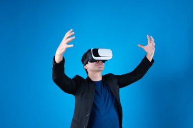 Meta evreni bağlayan VR cihazı takan, havada bir şeyler tutan iş adamlarının profili mavi arka plan fütüristik analitik iletişim teknolojisi sanal gerçeklik kopyalama uzayını izole etti. Entrika.