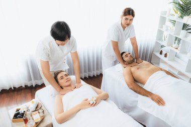 Kafkas çift müşterisi stres önleyici spa masajının keyfini çıkarıyor ve lüks otel veya oteldeki gündüz açık hava ortamında güzellik teniyle eğleniyor. Sessiz.